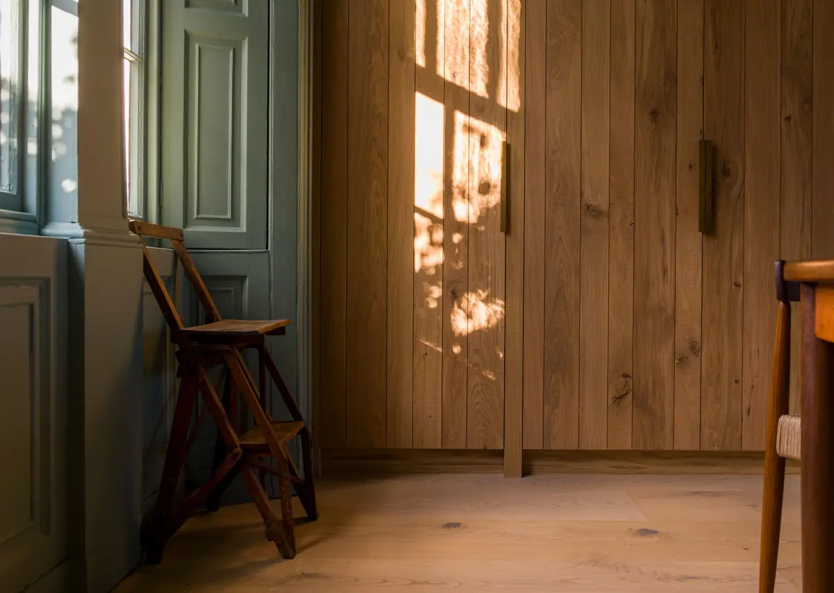 A warm and inviting bespoke kitchen in a period country manor house where modern and traditional interior architecture merge, enriched with natural wood and enduring quality, where every detail reflects meticulous care and quality craftsmanship.